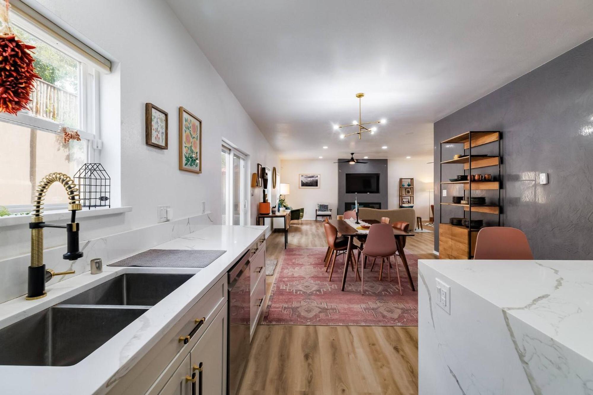 Holiday home Designer Luxury Near Meow Wolf *