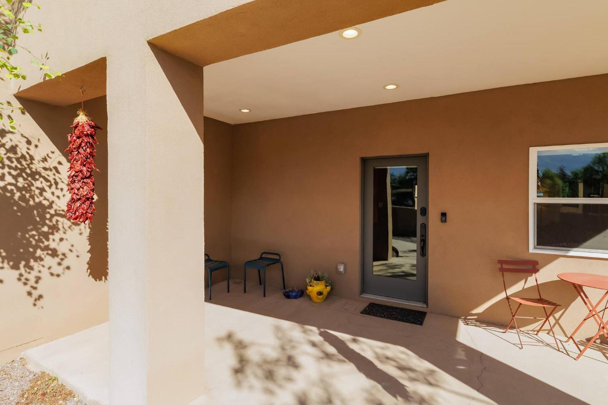 Designer Luxury Near Meow Wolf Holiday home